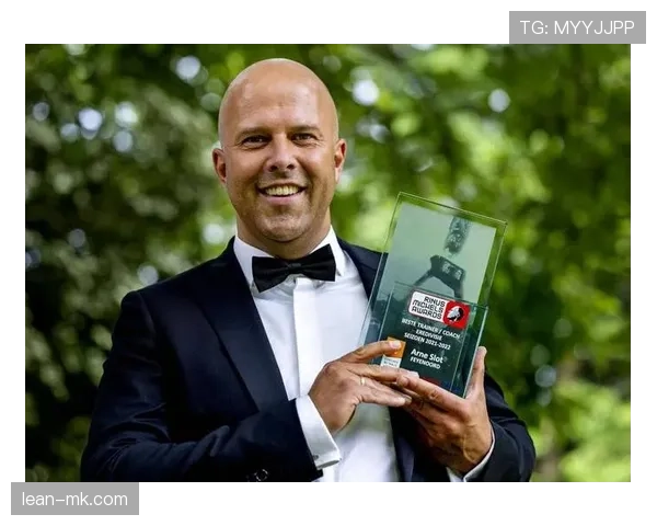 滕哈赫足球哲学：战术灵动与团队协调的竞争力增强分析